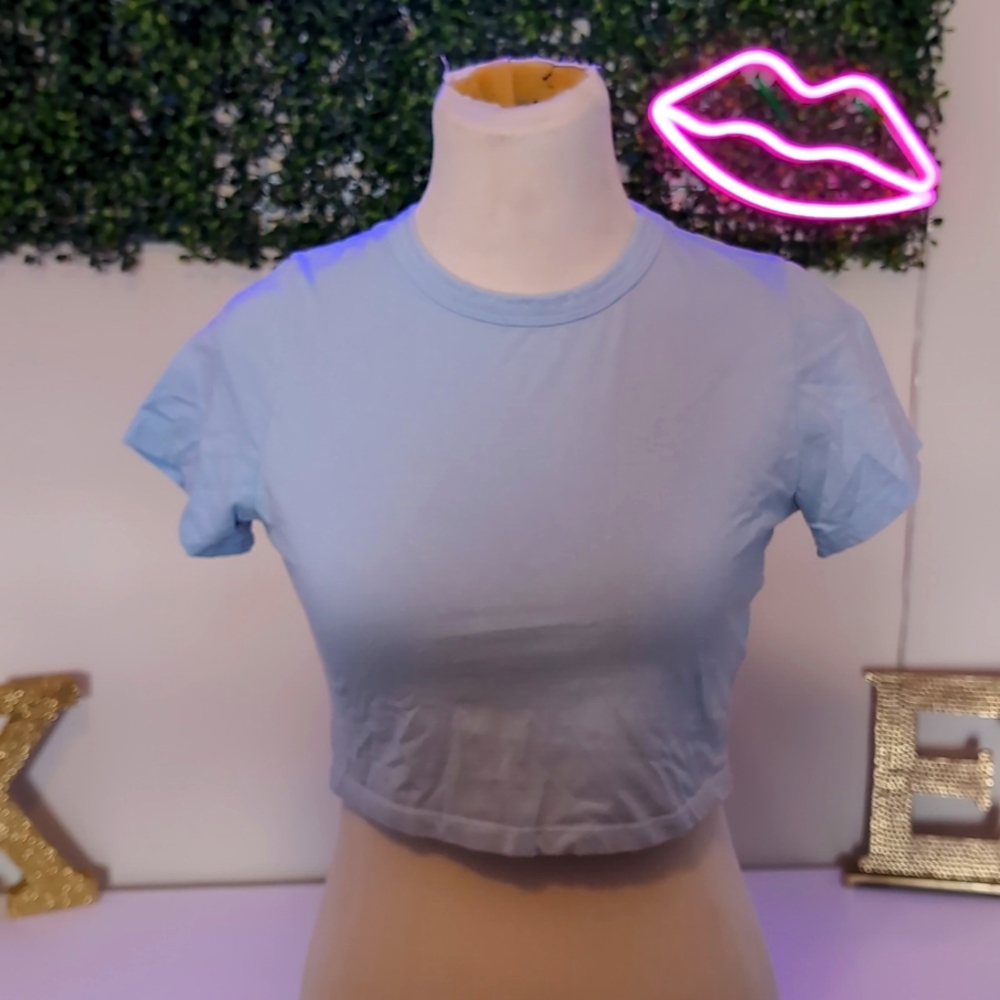 Ladies cropped shirt sleeved tee - size L